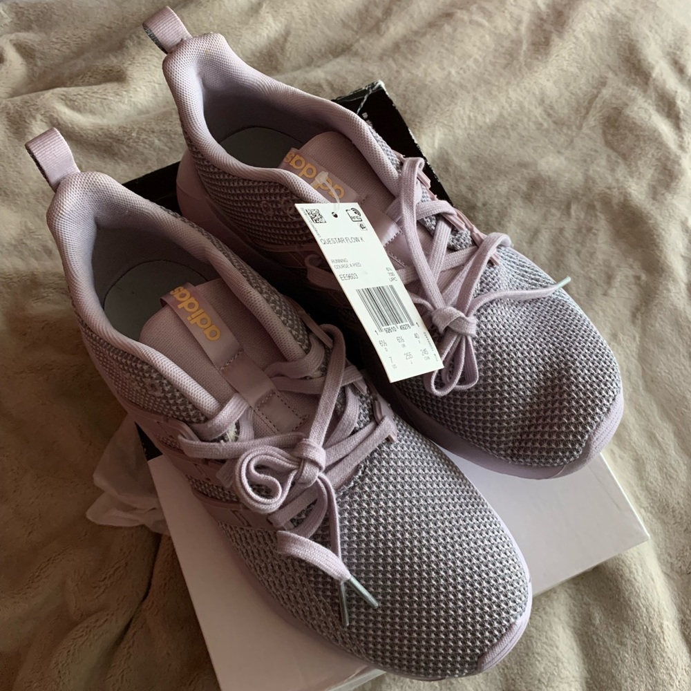 NIB Adidas Questar Flow K sneakers